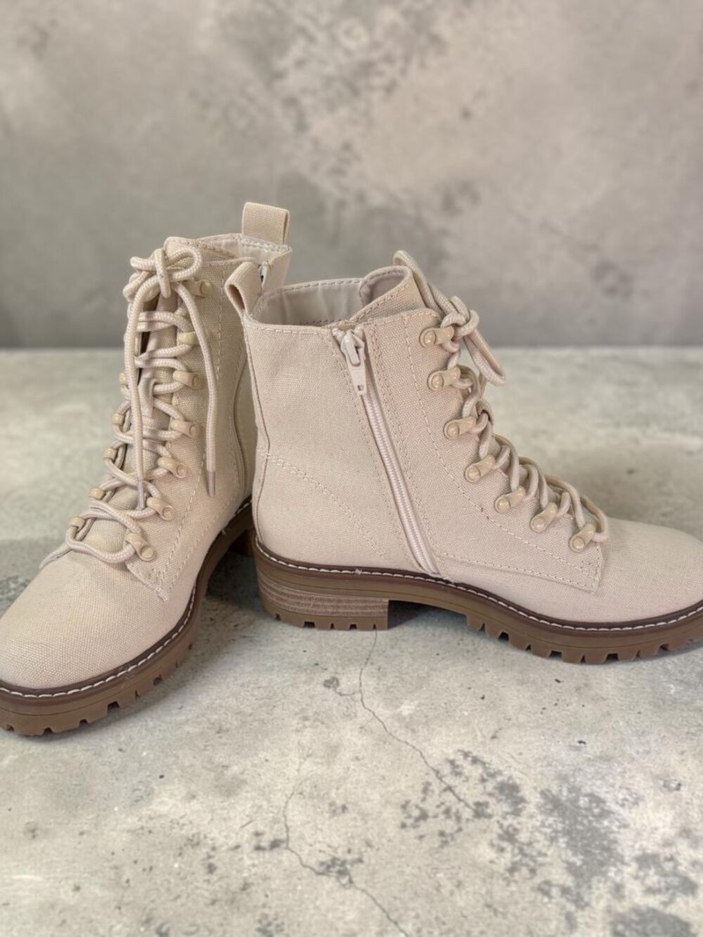 Womens Cream Canvas Combat Boots Lug Sole Lace Up Side Zip Size 8 NWOT